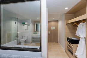 The Briza Beach Resort Khaolak