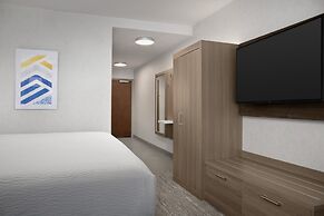 Holiday Inn Express & Suites Alexandria - Fort Belvoir by IHG