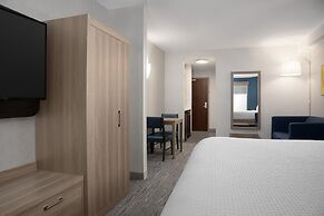 Holiday Inn Express & Suites Alexandria - Fort Belvoir by IHG