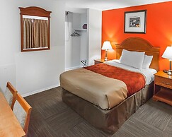Econo Lodge Inn & Suites