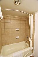 Econo Lodge Inn & Suites