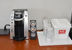 Econo Lodge Inn & Suites