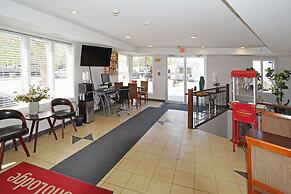 Econo Lodge Inn & Suites