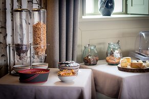 Logis Hôtel Tante Yvonne & son Restaurant semi-gastronomique Lyon Nord