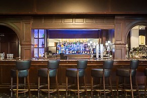 De Rougemont Manor Hotel & Suites