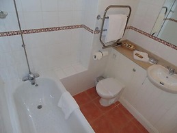 De Rougemont Manor Hotel & Suites