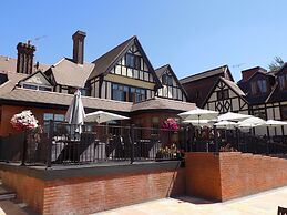 De Rougemont Manor Hotel & Suites