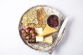 De Rougemont Manor Hotel & Suites