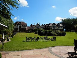 De Rougemont Manor Hotel & Suites