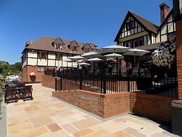 De Rougemont Manor Hotel & Suites