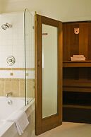Farmhouse Inn