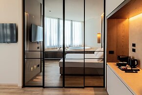 International Hotel & Suite