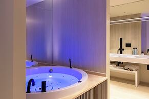 International Hotel & Suite