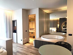 International Hotel & Suite