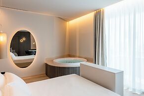 International Hotel & Suite