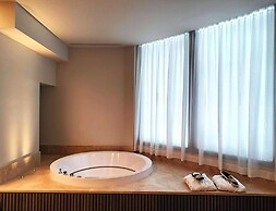 International Hotel & Suite