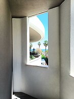 International Hotel & Suite