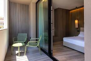 International Hotel & Suite
