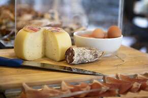 International Hotel & Suite