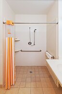 La Quinta Inn & Suites by Wyndham Columbus TX