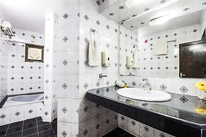 FabHotel Mayfair Inn