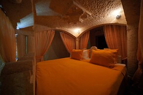 Holiday Cave Hotel