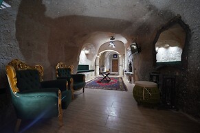 Holiday Cave Hotel