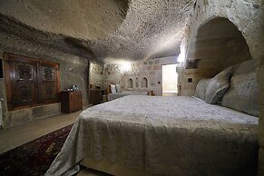 Holiday Cave Hotel