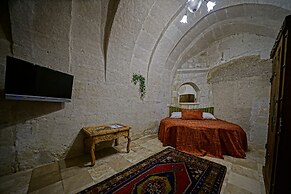 Holiday Cave Hotel