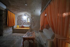 Holiday Cave Hotel