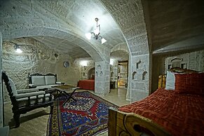 Holiday Cave Hotel