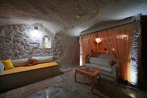Holiday Cave Hotel