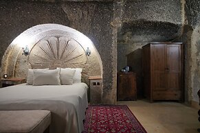 Holiday Cave Hotel