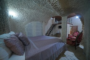 Holiday Cave Hotel