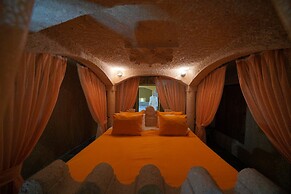 Holiday Cave Hotel