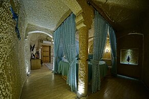 Holiday Cave Hotel