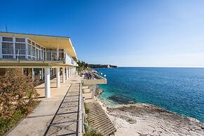 Splendid Golden Rocks Resort