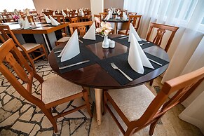 Splendid Golden Rocks Resort
