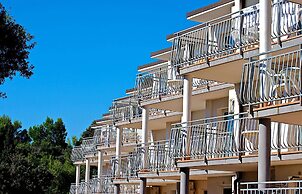 Splendid Golden Rocks Resort