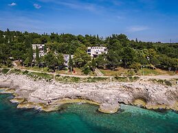 Splendid Golden Rocks Resort