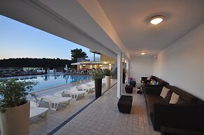 Splendid Golden Rocks Resort