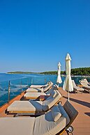 Splendid Golden Rocks Resort