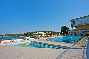 Splendid Golden Rocks Resort