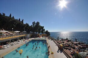 Splendid Golden Rocks Resort