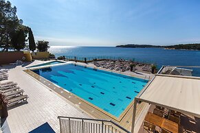 Splendid Golden Rocks Resort