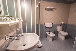 Splendid Golden Rocks Resort