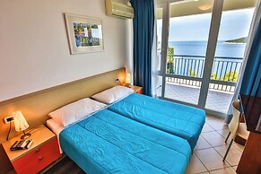 Splendid Golden Rocks Resort