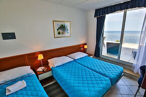 Splendid Golden Rocks Resort