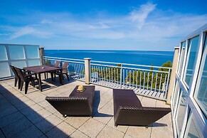 Splendid Golden Rocks Resort