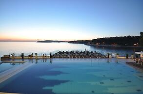 Splendid Golden Rocks Resort